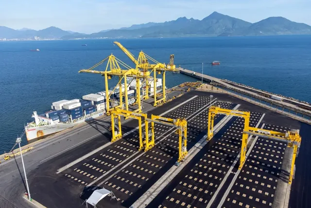 Cảng container — giám sát rung cẩu trục và thiết bị nâng